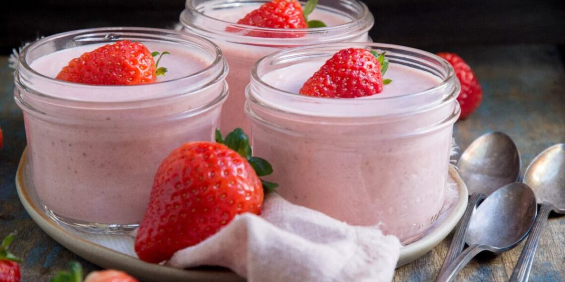 Mousse de morango com gelatina e natas