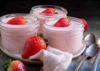 Mousse de morango com gelatina e natas