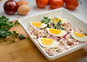 Salada de atum com feijão frade