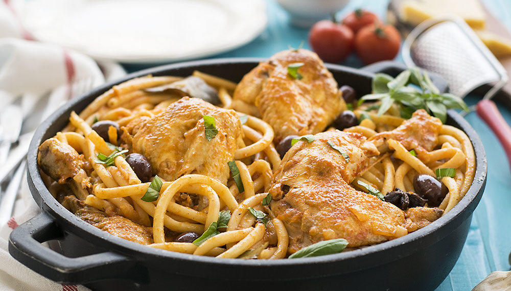 Frango com esparguete e molho de tomate