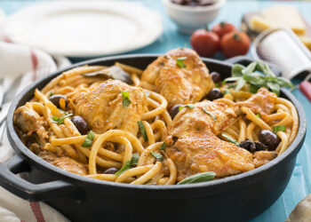 Frango com esparguete e molho de tomate