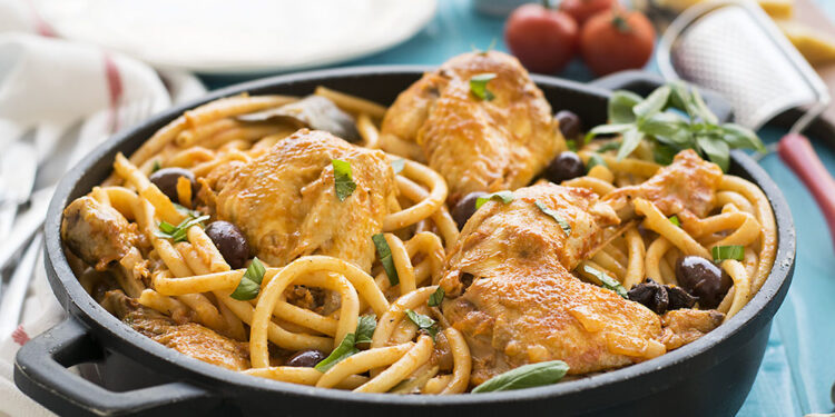 Frango com esparguete e molho de tomate