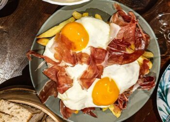 Ovos rotos com presunto