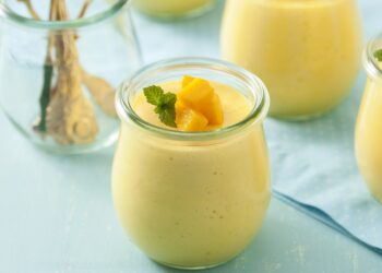 Mousse de manga com iogurte grego