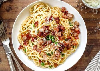 Massa com bacon e natas