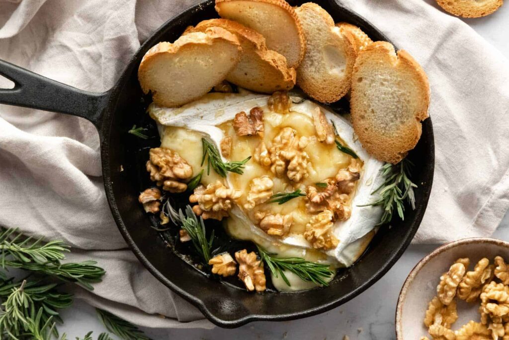 Queijo Brie no forno com mel e nozes | Ruralea