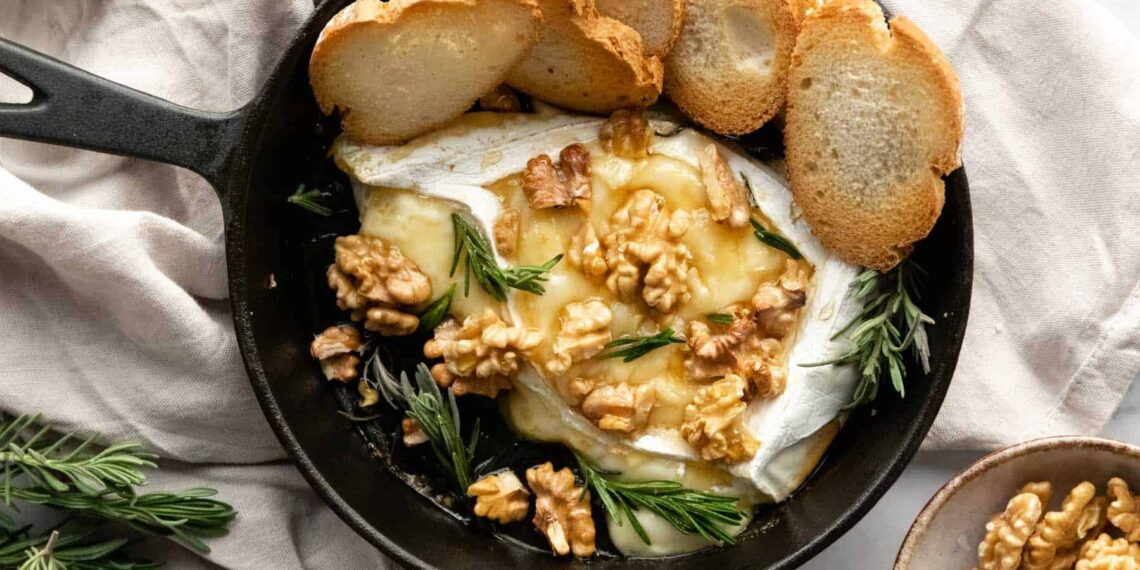 Queijo Brie no forno com mel e nozes