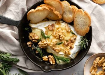 Queijo Brie no forno com mel e nozes