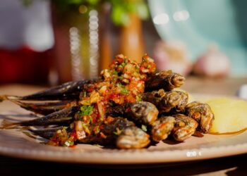Chicharros fritos com molho de vilão