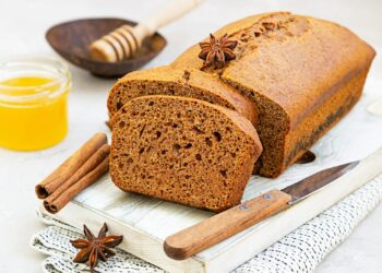 Bolo de mel e canela