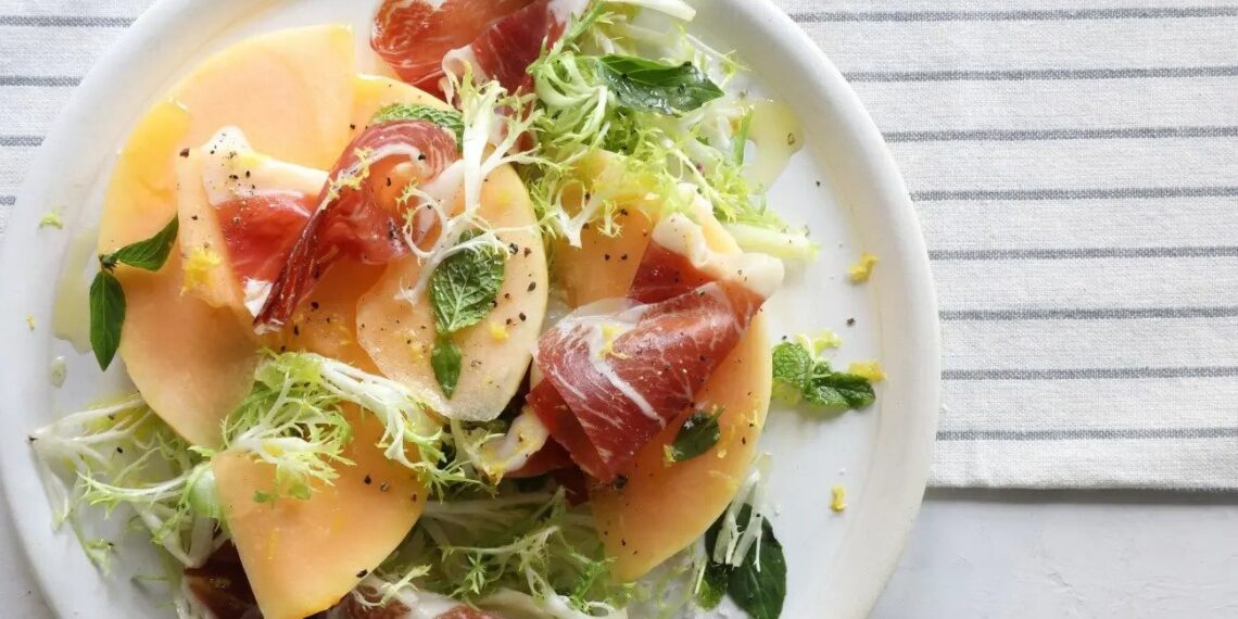 Salada de melão, presunto e queijo