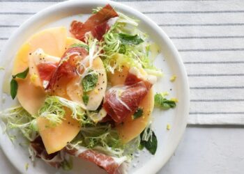 Salada de melão, presunto e queijo