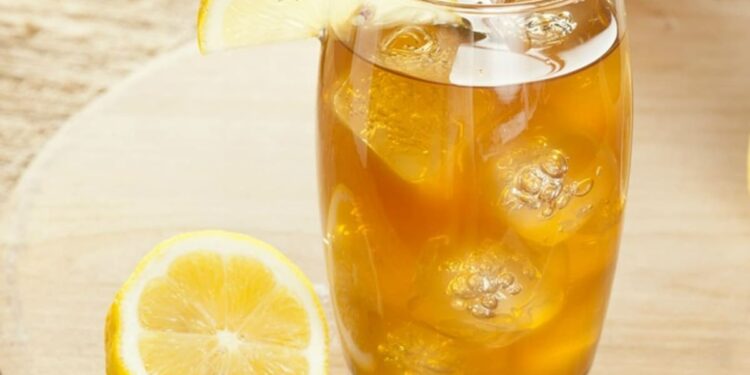 chá verde gelado com canela e gengibre