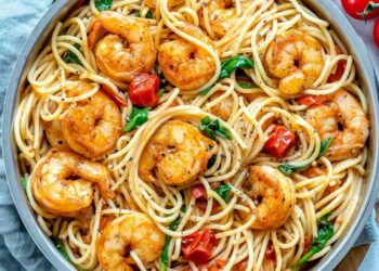 Massa com camarão e alho