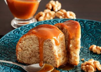 Bolo de caramelo húmido e fofo