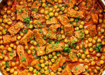 Carne de vaca estufada com ervilhas