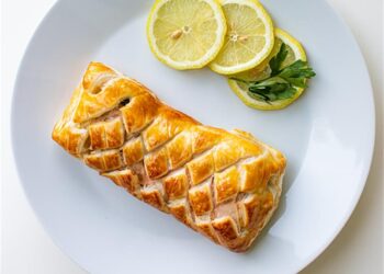 Folhado de salmão e queijo creme