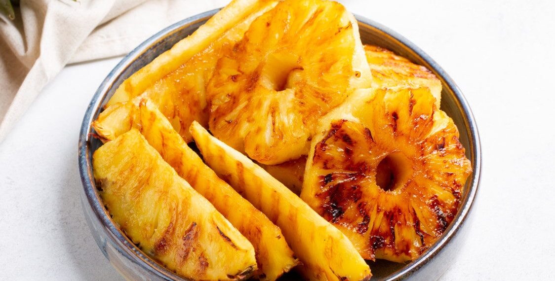 Abacaxi grelhado com canela