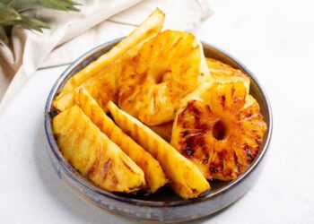 Abacaxi grelhado com canela