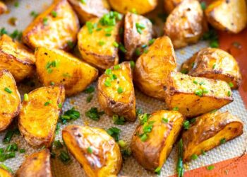 Batatas assadas no forno à moda antiga