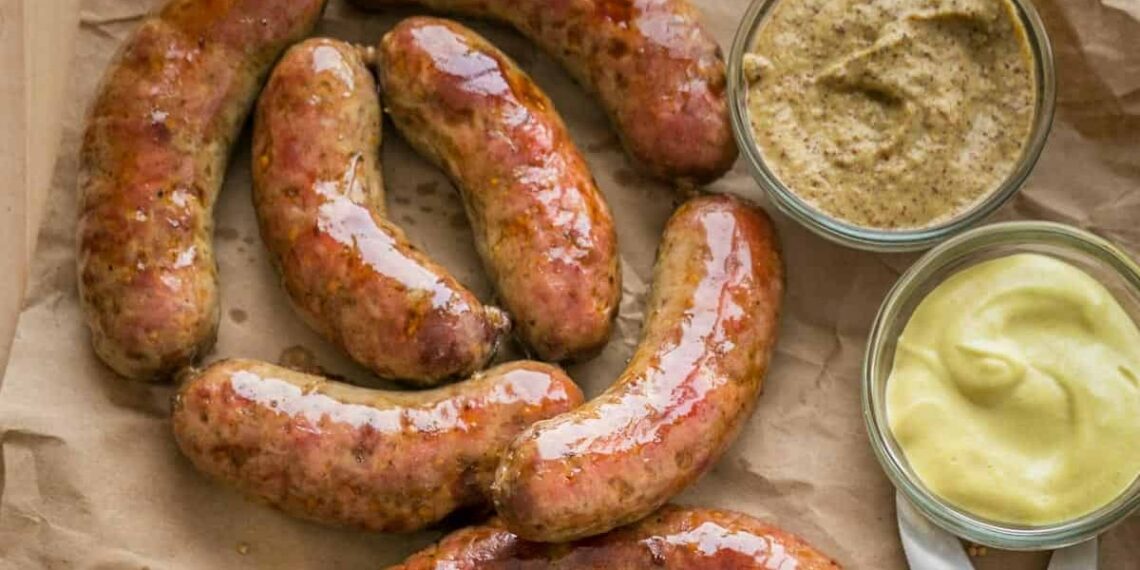 Salsichas frescas no forno