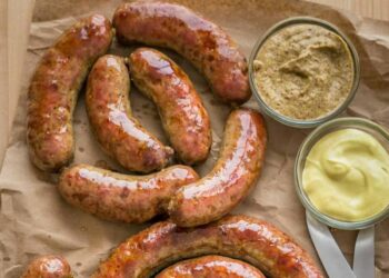 Salsichas frescas no forno