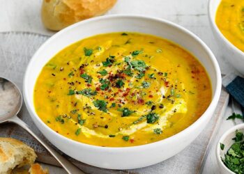 Sopa alentejana de coentros