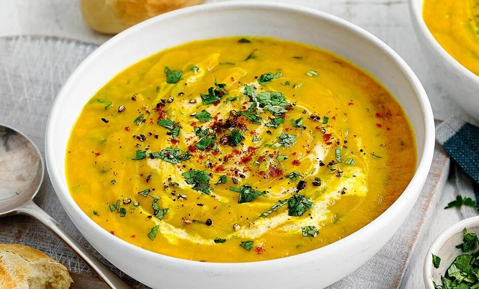 Sopa alentejana de coentros