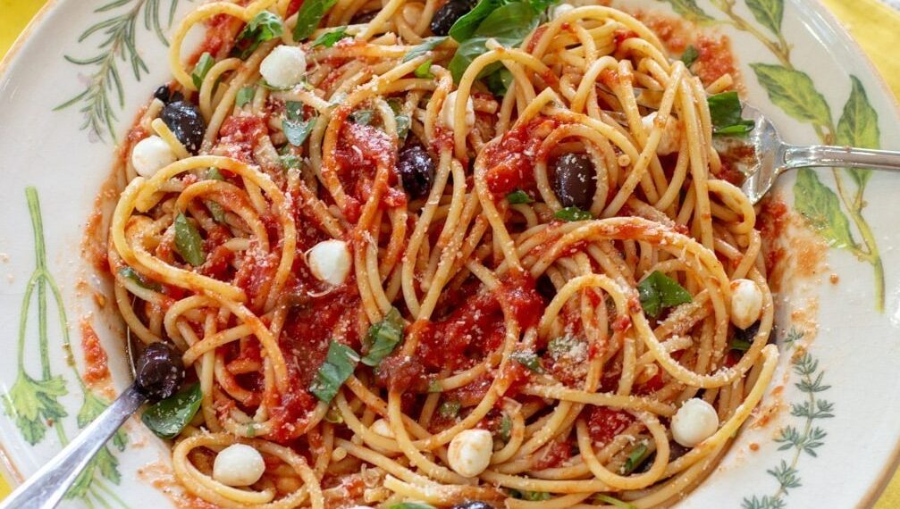 Esparguete com tomate e mozzarella