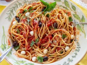 Esparguete com tomate e mozzarella