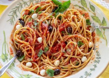 Esparguete com tomate e mozzarella