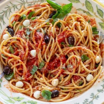 Esparguete com tomate e mozzarella