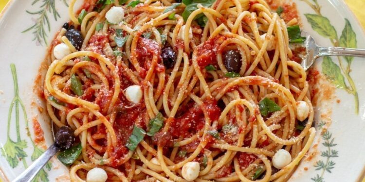 Esparguete com tomate e mozzarella