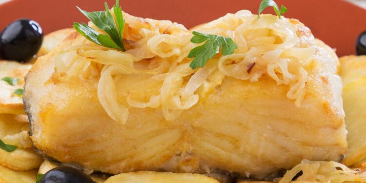 Bacalhau frito com cebolada