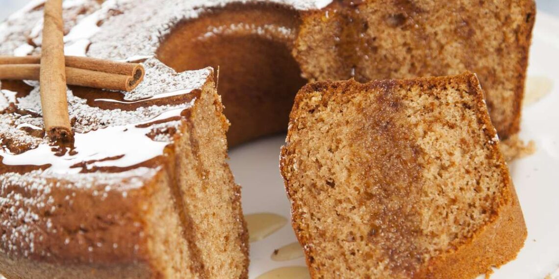 Bolo fofo de iogurte com canela