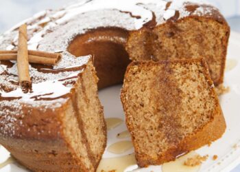 Bolo fofo de iogurte com canela