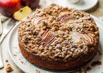 Bolo de maçã com nozes à moda antiga