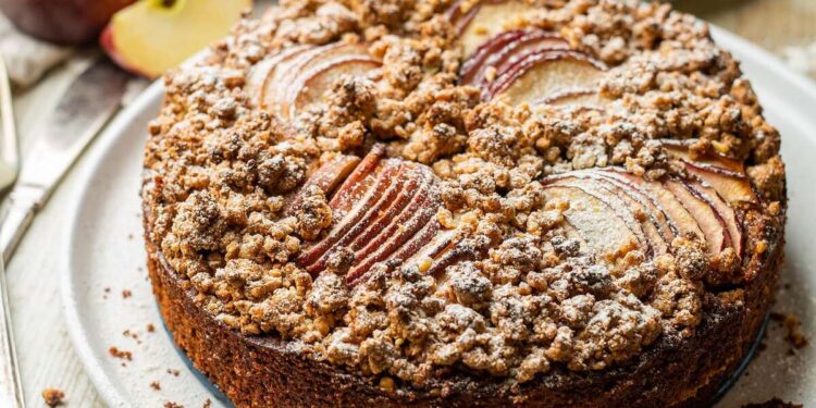 Bolo de maçã com nozes à moda antiga