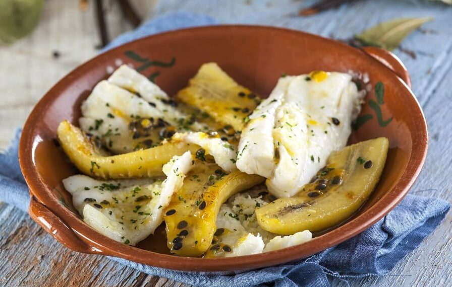 Filetes de peixe-espada preto com banana