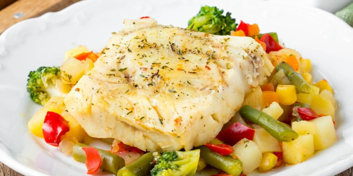 Filetes de peixe-espada preto na frigideira