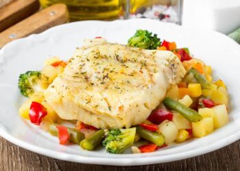 Filetes de peixe-espada preto na frigideira