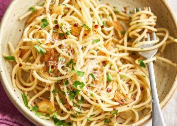 Esparguete com alho e coentros