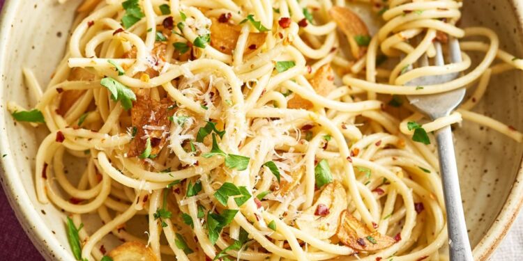 Esparguete com alho e coentros