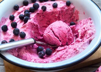 Gelado de banana com mirtilo