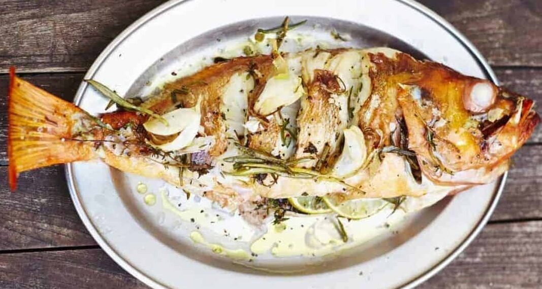 Peixe vermelho assado no forno com batatas