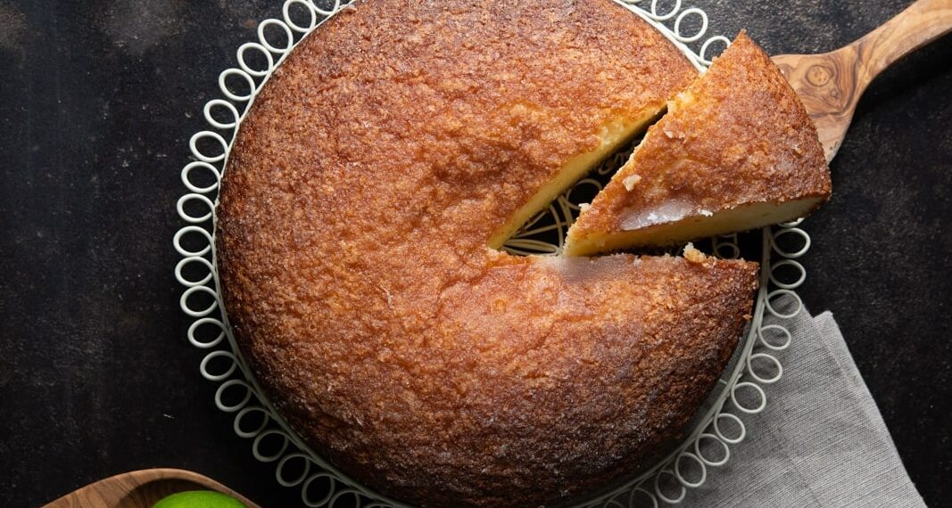 Bolo de iogurte grego e limão