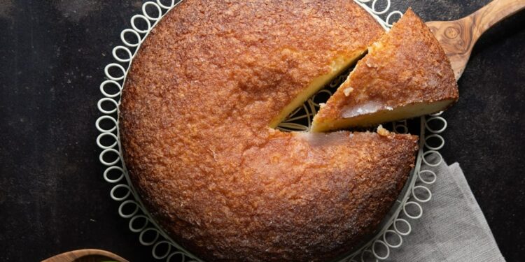 Bolo de iogurte grego e limão