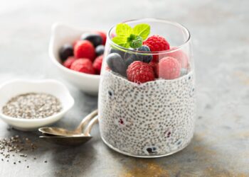 Iogurte com chia e fruta