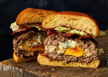 Hambúrgueres recheados com queijo e fiambre