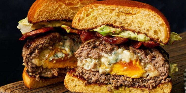 Hambúrgueres recheados com queijo e fiambre